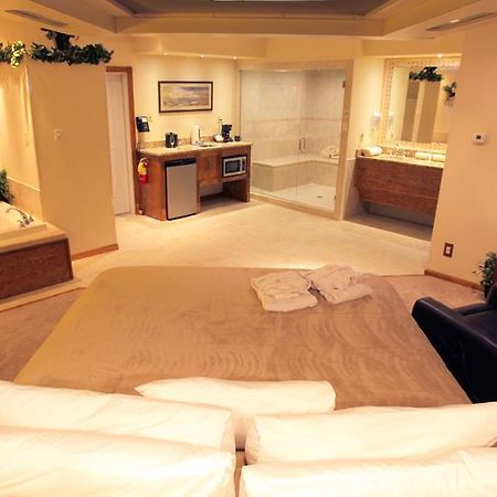 Sybaris Pool Suites - インディアナポリス 部屋 写真